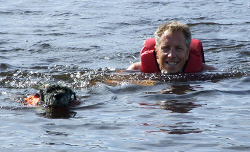 Norton och husse på simtur