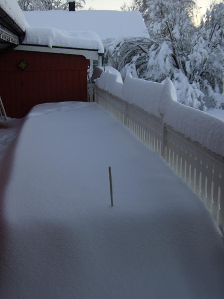 Snötäckt altan 2008-12-13